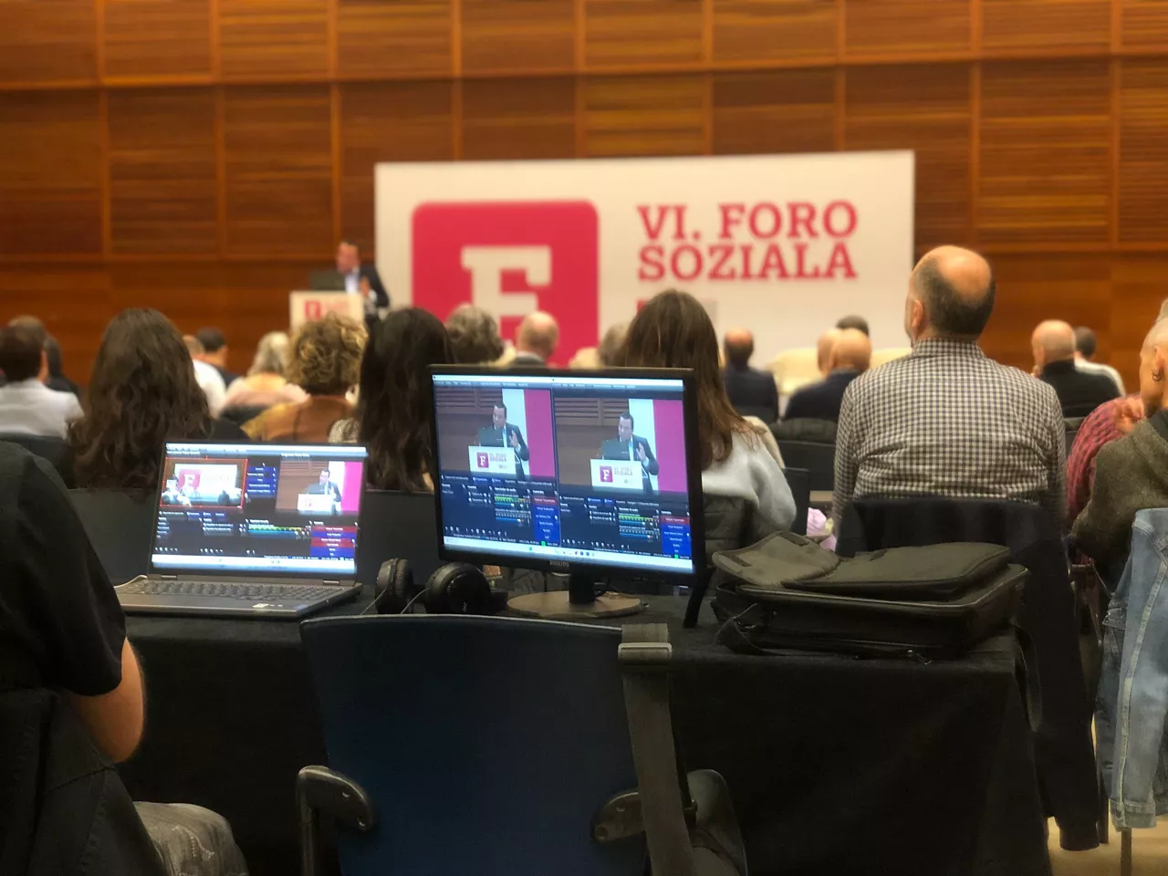 Medios siguiendo la última cita del Foro Social.
