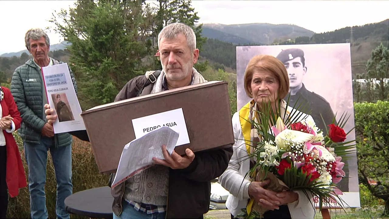 Familiares recogiendo los restos del miliciano Pedro Asua. Foto: EITB MEDIA
