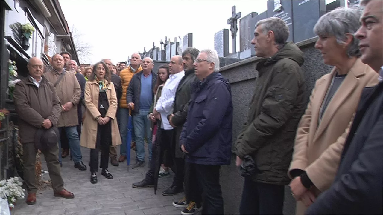 Representantes del PSE, hoy, en el cementerio de Orio. Imagen captada de un vídeo de EITB Media.