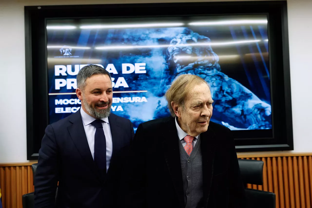 Tamames Presidentetzarako hautagaia, Abascal Voxeko presidenteak lagunduta. Argazkia: EFE