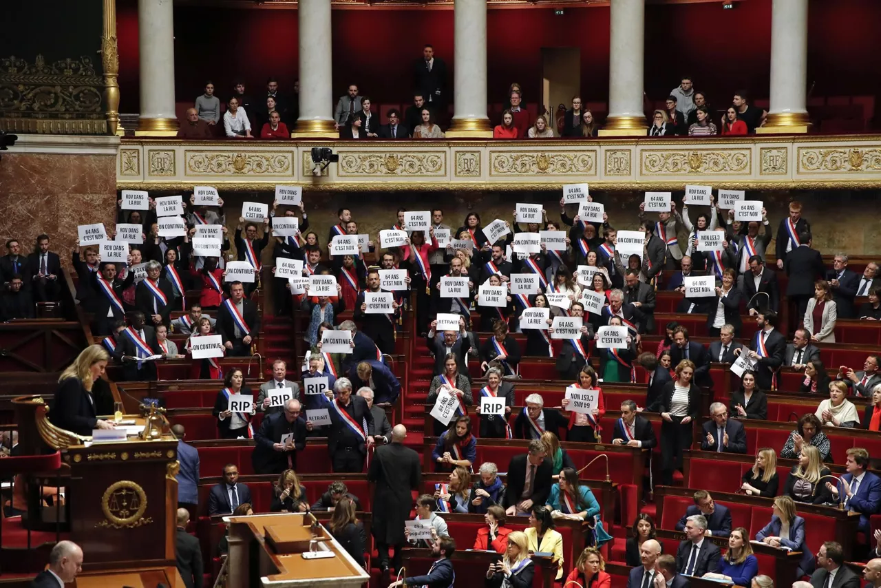 Protesta de los diputados de la coalición NUPES antes de la votación.