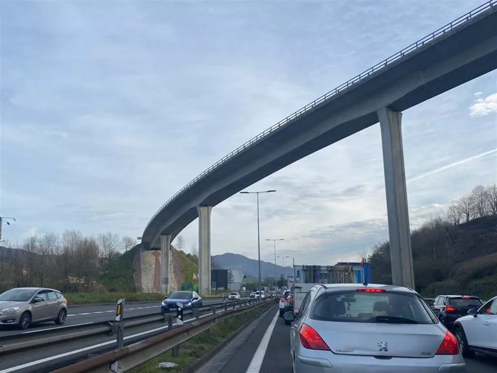 Las colas se registran en sentido San Sebastián.