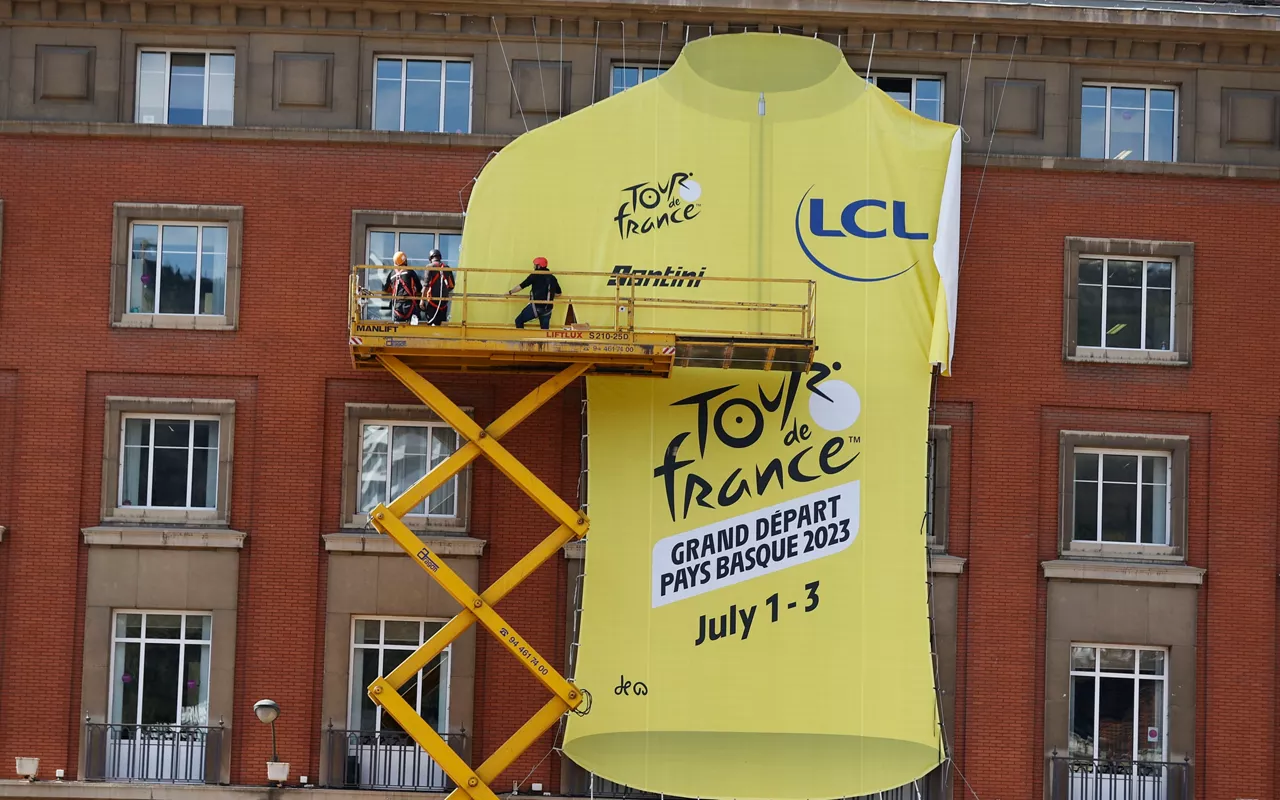 Imagen de Bilbao con eun maillot del Tour