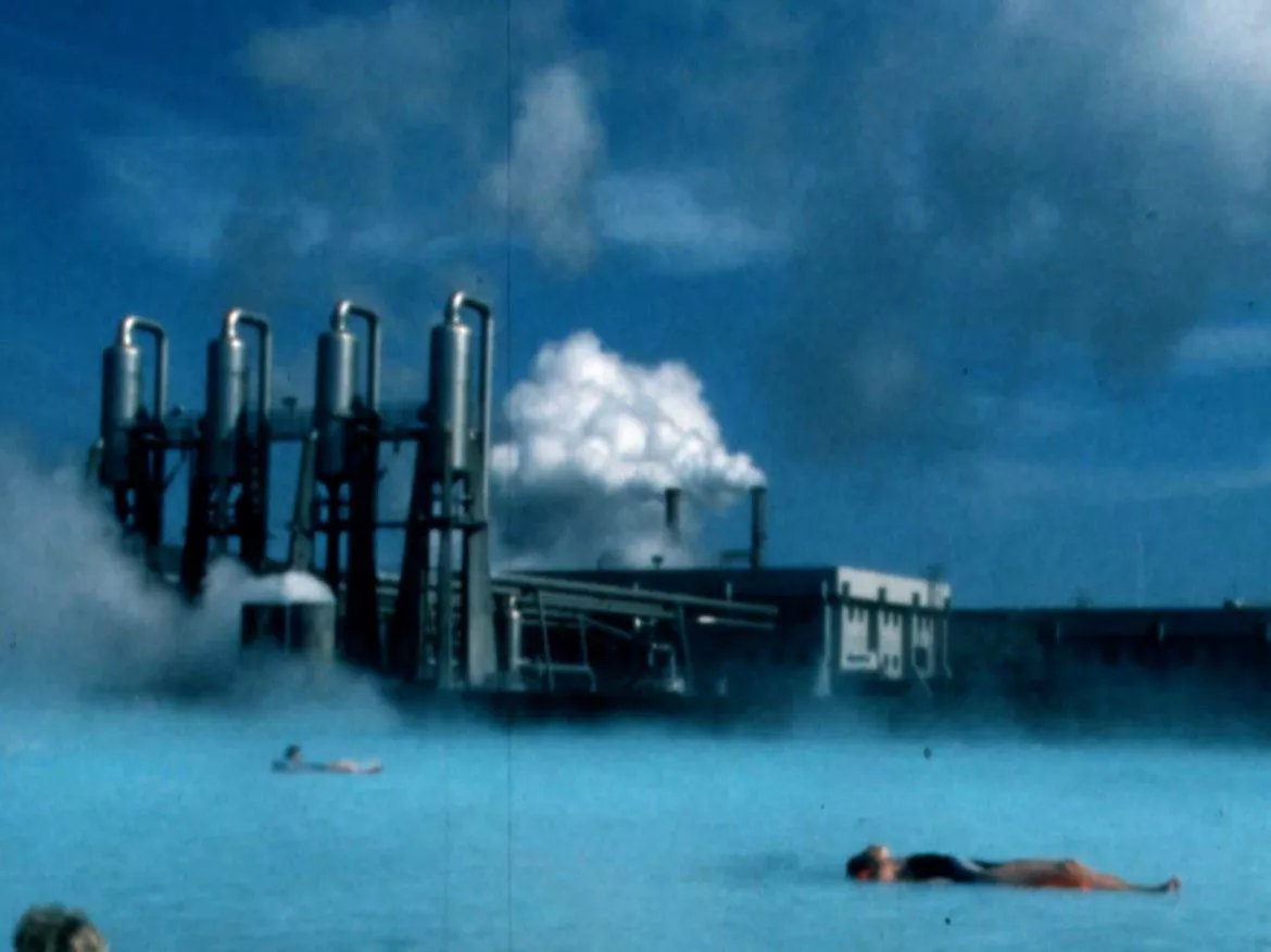 "Al borde del agua" (María Elorza e Iñigo Salaberria), una de las películas de la Sección Oficial