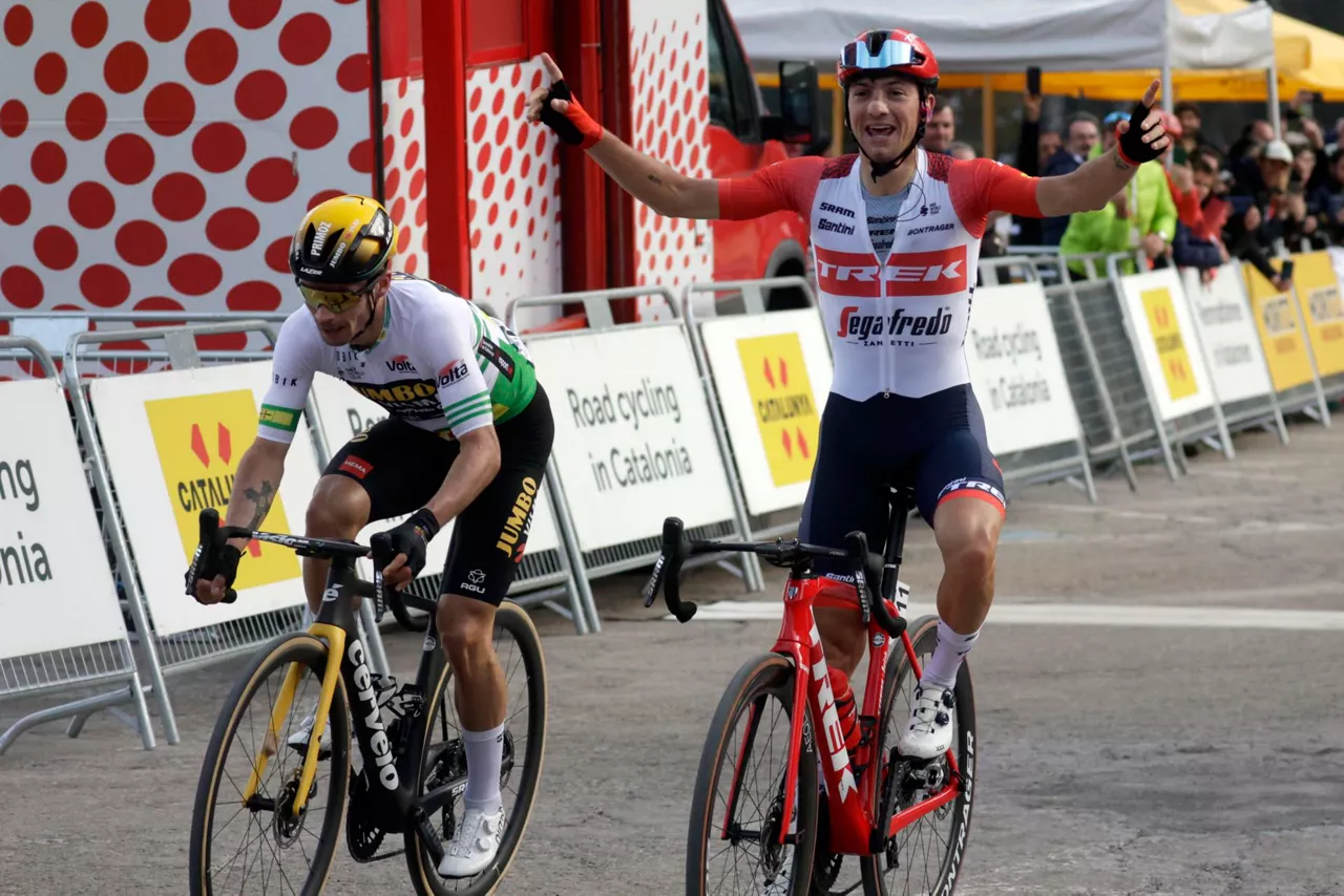 Giulio Cicconek Primoz Roglic menderatu du esprintean. Argazkia: EFE.