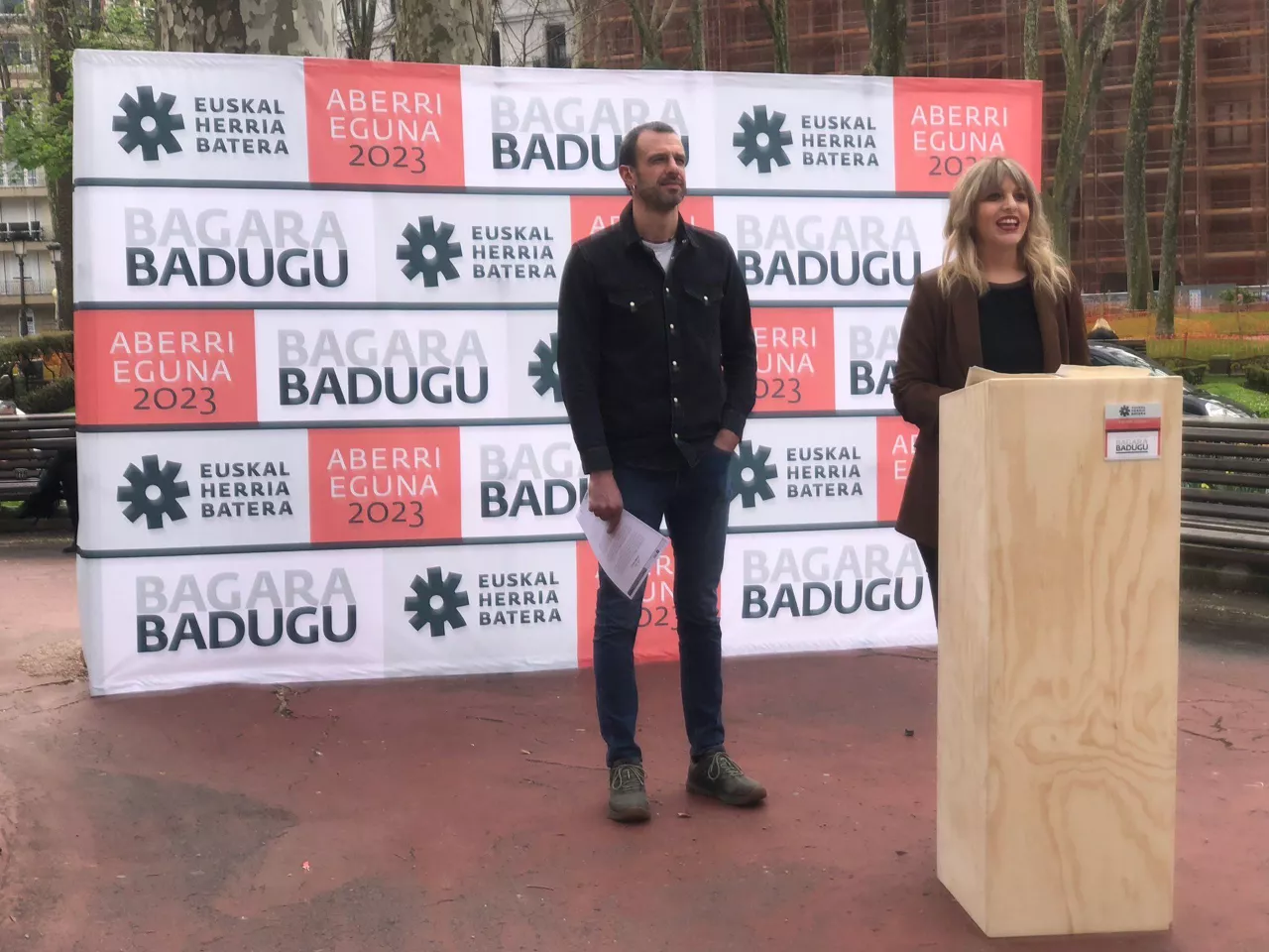 Ibai Zabala eta Estitxu Garai, prentsaurrekoan.