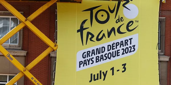 Bilbo Tourraren koloreekin jantzi da. Argazkia: EFE