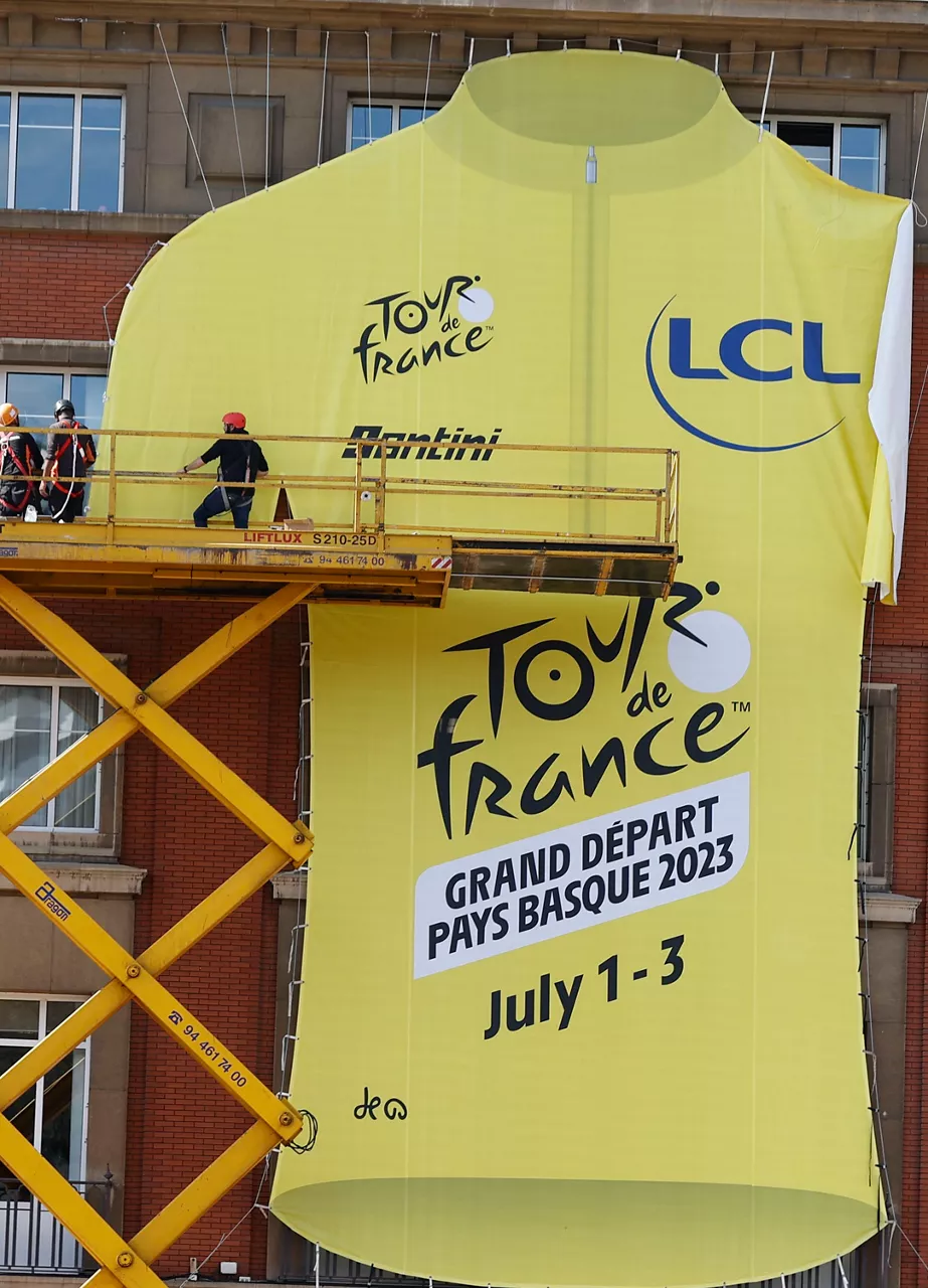 Bilbo Tourraren koloreekin jantzi da. Argazkia: EFE