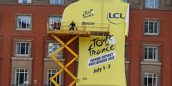 Bilbo Tourraren koloreekin jantzi da. Argazkia: EFE