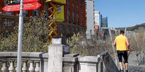 Bilbo Tourraren koloreekin jantzi da. Argazkia: EFE