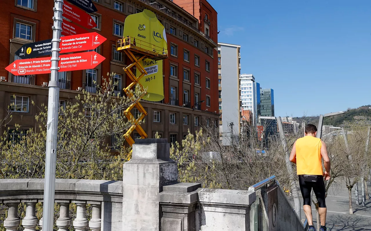 Bilbo Tourraren koloreekin jantzi da. Argazkia: EFE