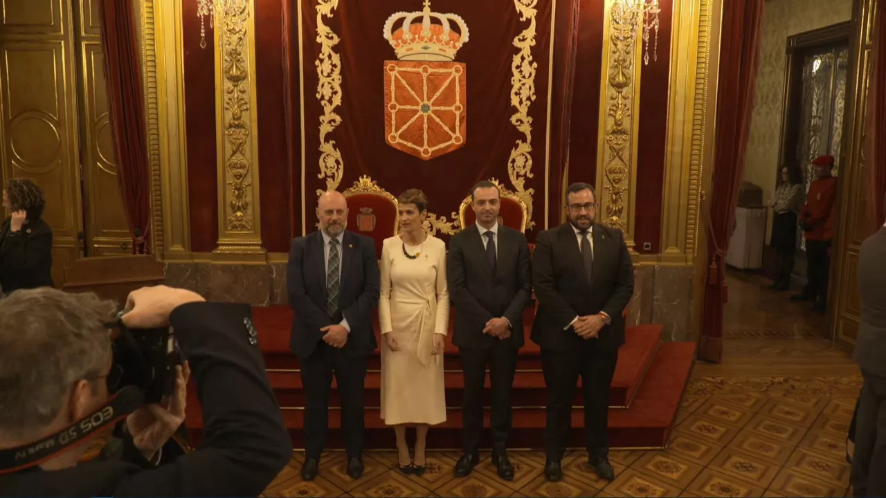 Imagen obtenida tras la firma del acuerdo de traspaso de Tráfico.