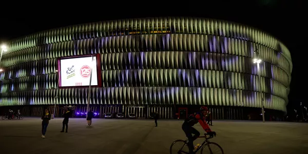 San Mames, horiz argiztatuta Tourraren omenez. Argazkia: EFE