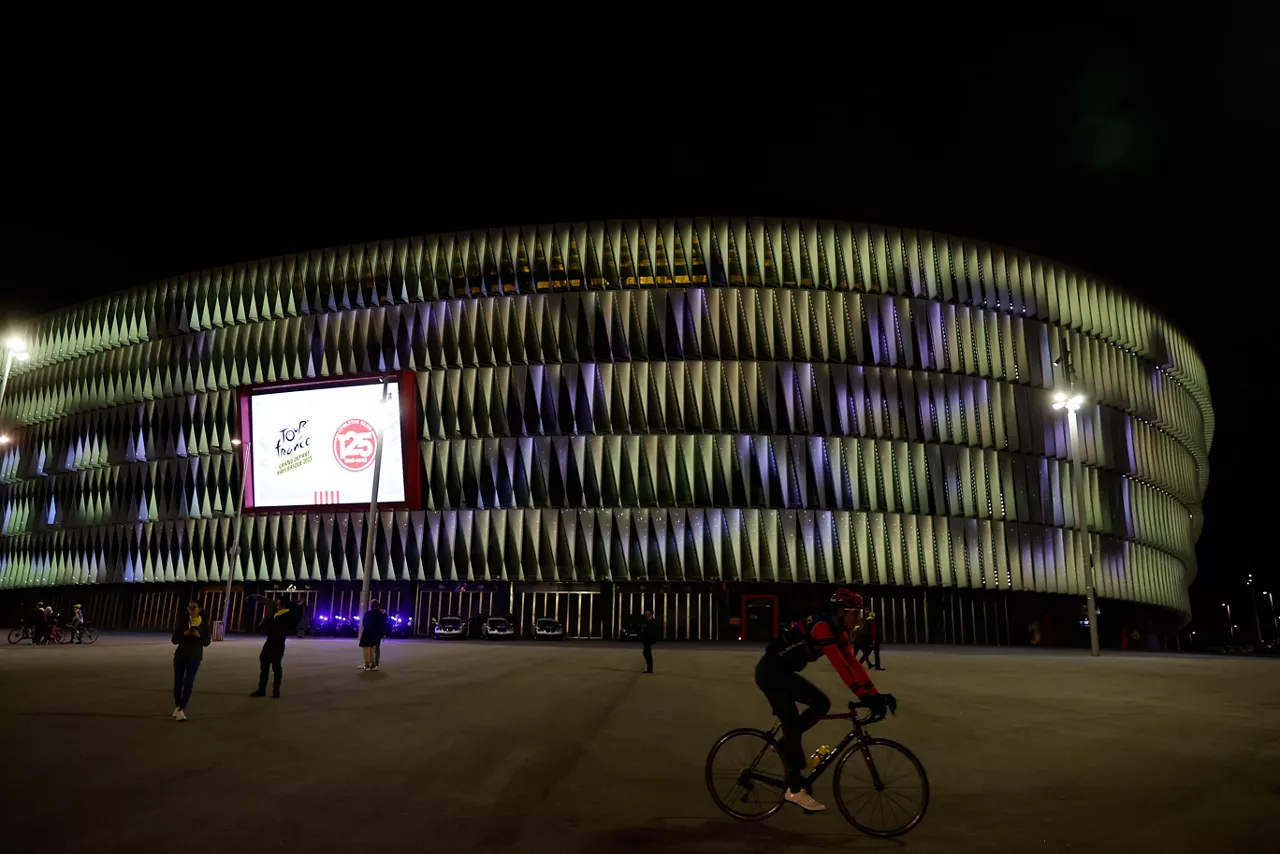 San Mames, horiz argiztatuta Tourraren omenez. Argazkia: EFE