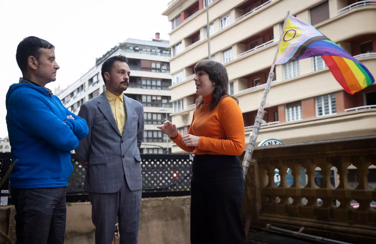Los portavoces de la asociación Gehitu en una rueda de prensa en San Sebastián. Foto: EFE