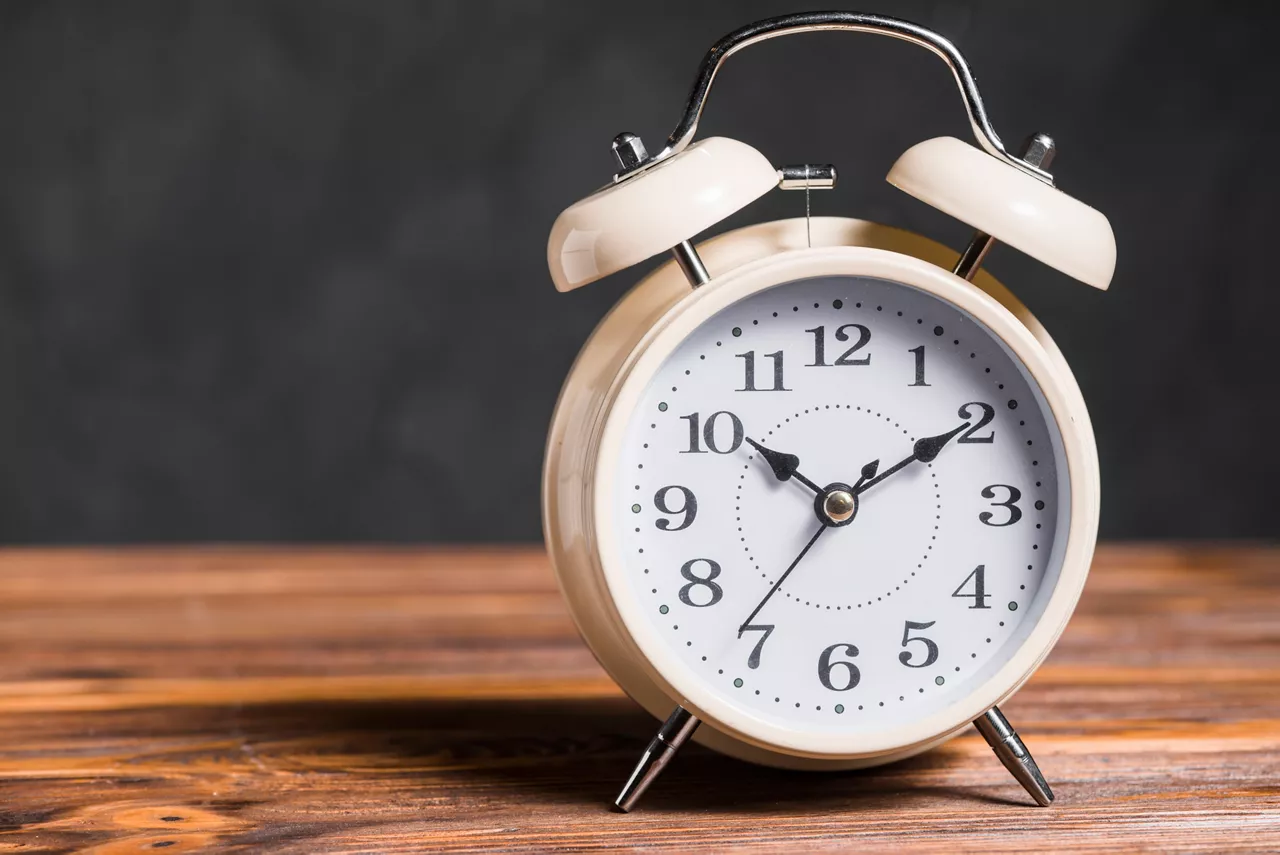 Erloju bat. Argazkia: Freepik