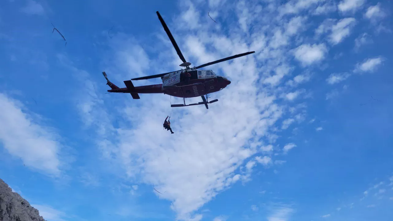 Kantabriako Larrialdi zerbitzuen helikopteroa erreskatean. Argazkia: @112Cantabria