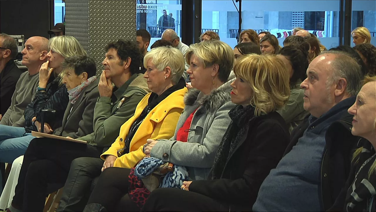 Familiares en el homenaje de hoy, en Azpeitia. EITB Media.