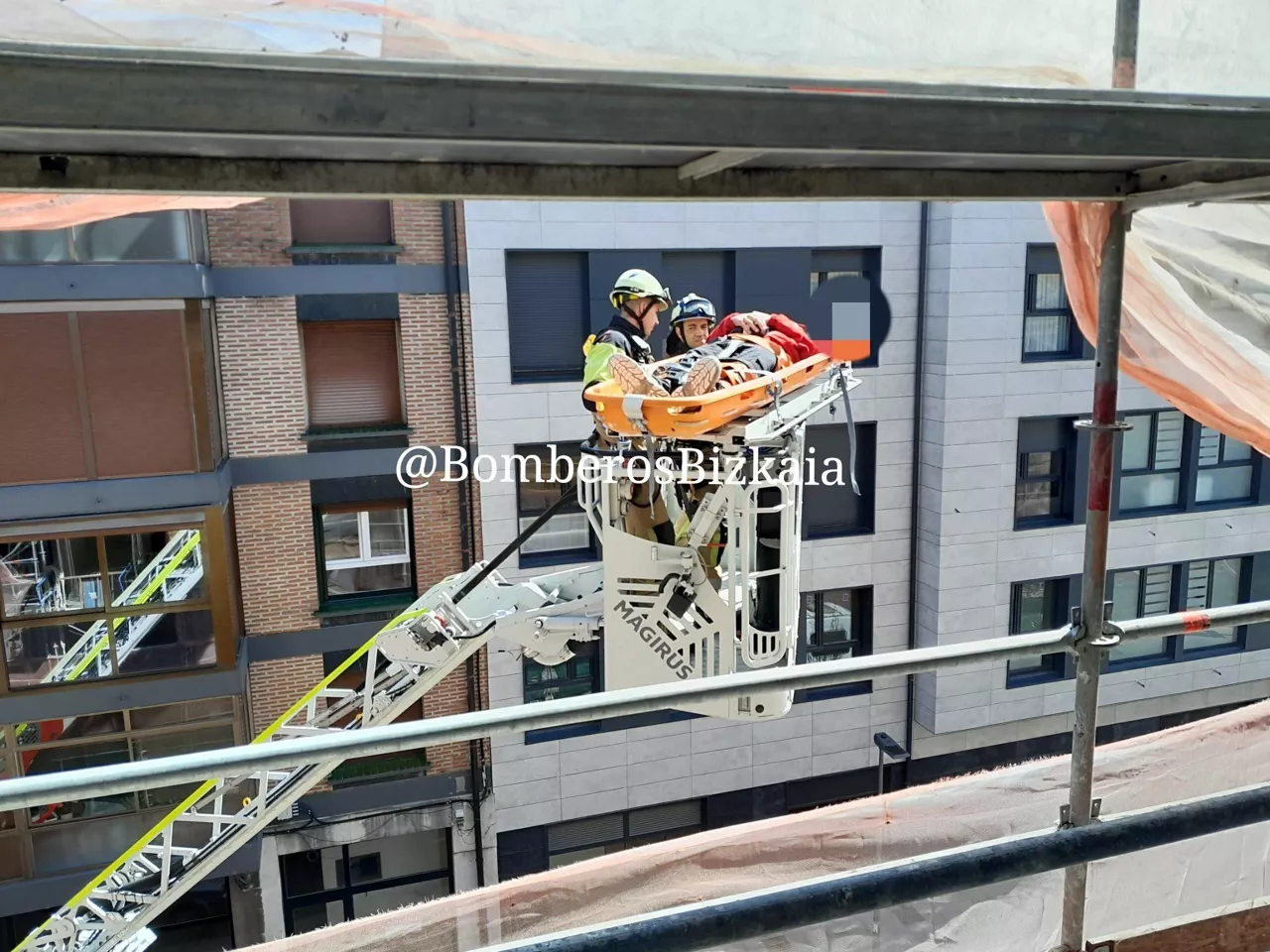 Heridos tres trabajadores al caer de un andamio en Durango