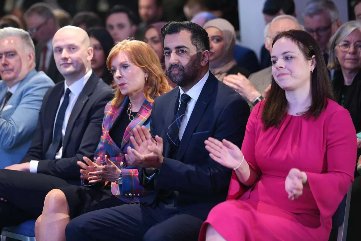 Humza Yousaf, argazkiaren erdian. EFE