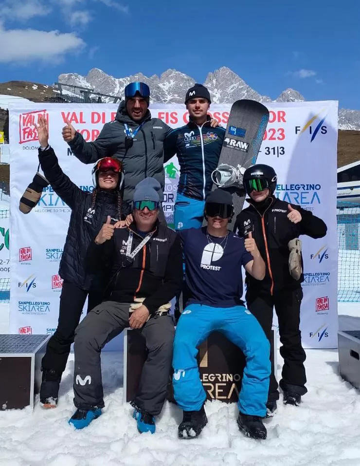 Álvaro Romero, junto a su equipo