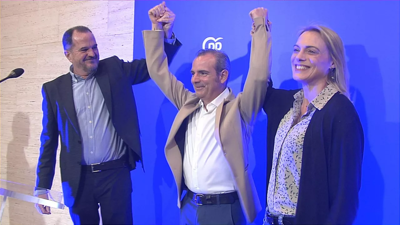 Carlos Iturgaiz, Víctor Rodríguez y Raquel González, en el acto en Barakaldo (Bizkaia).