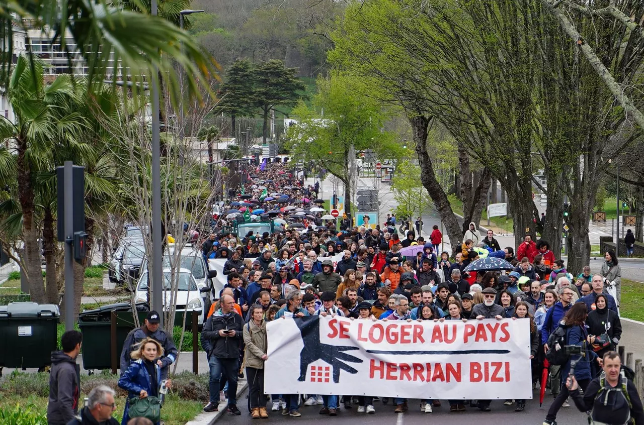 baiona-etxebizitza-eskubidea-manifestazioa-argazkia-logement-etxebizitza