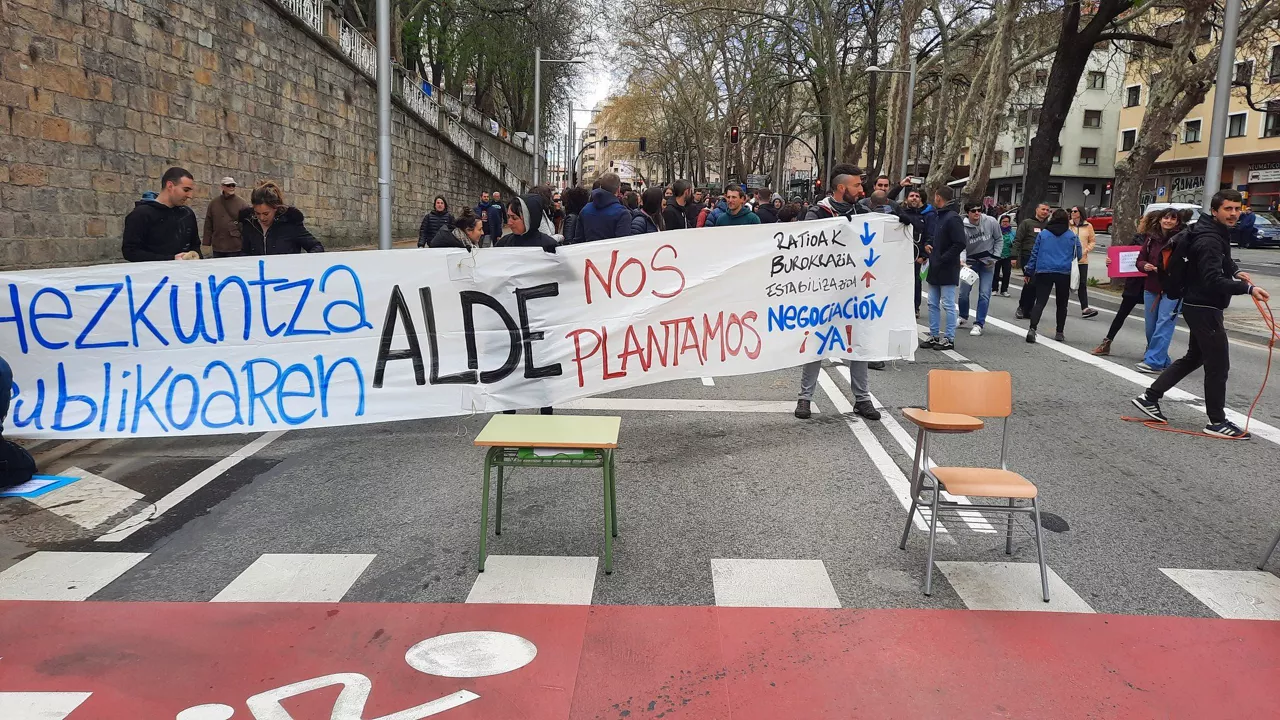 Labriteko aldapan (Iruñea) bidea itxi dute manifestariek