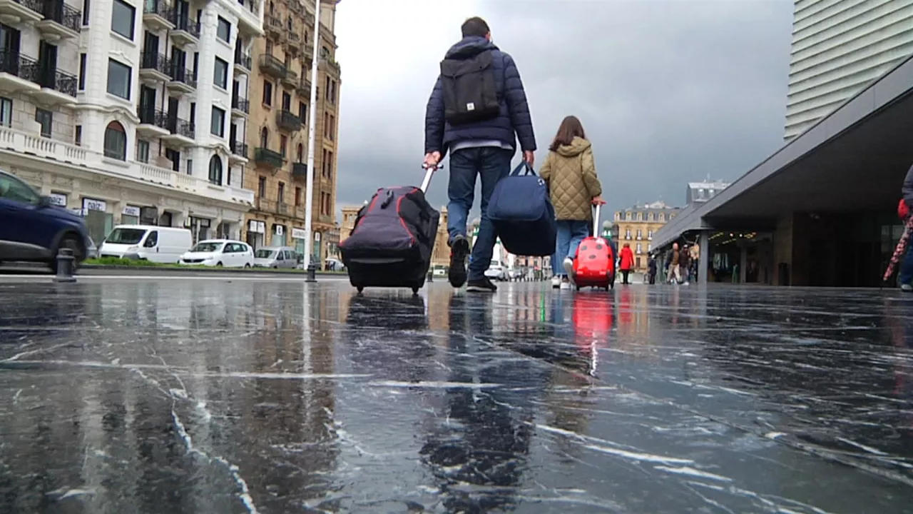 Turistak Donostian. Artxiboko argazkia: EITB Media