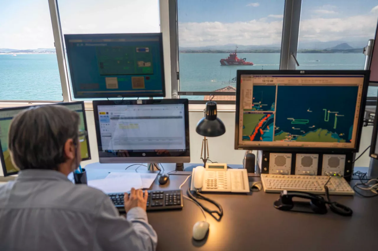 Vista del trabajo en la sede Salvamento Marítimo, desde donde se siguen tareas de búsqueda del marinero desaparecido. Foto: EFE