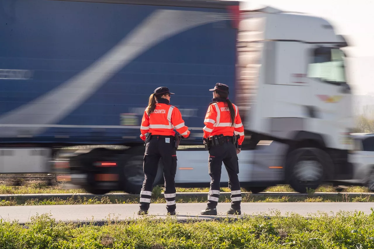 Bi agente trafiko handiko errepide bat zaintzen.