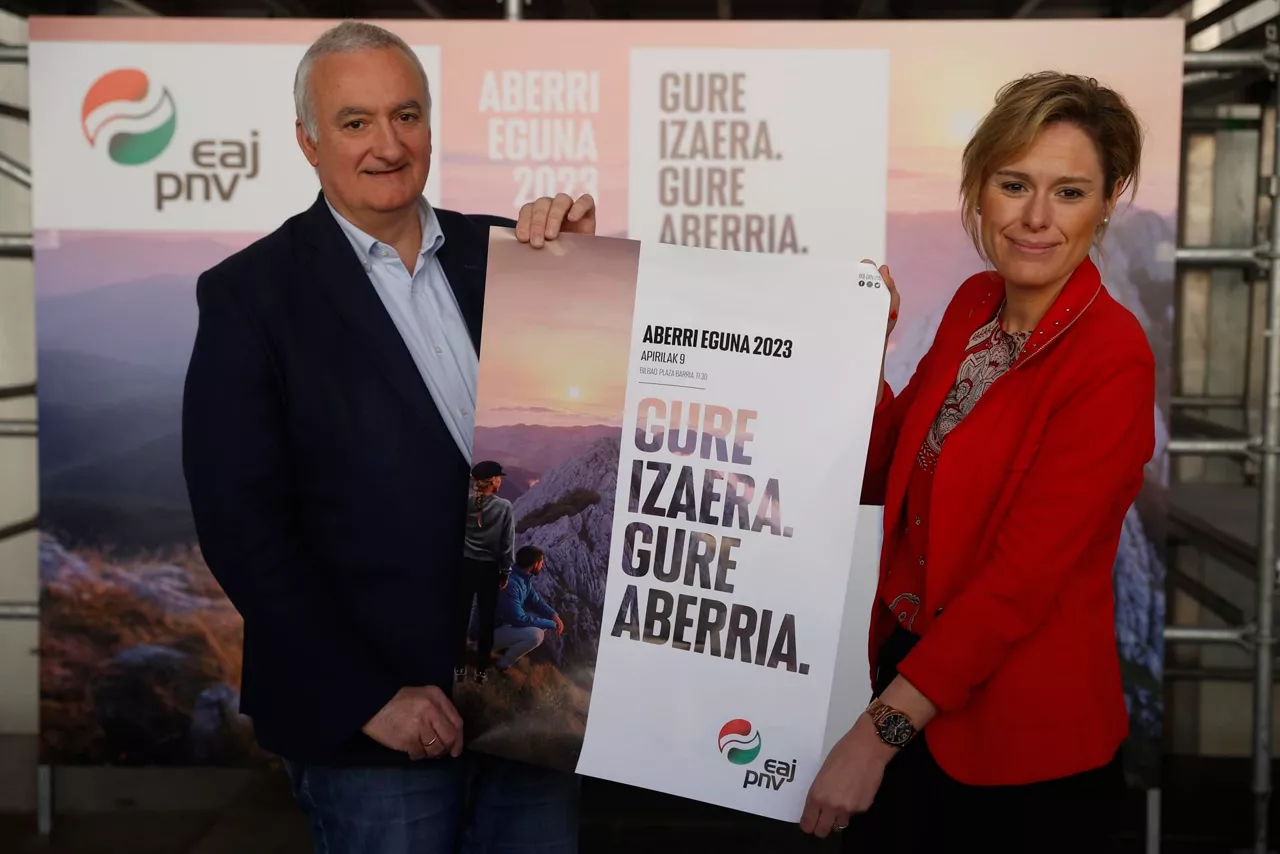 Mireia Zarate y Xabier Barandiaran, en la presentación del manifiesto para el Aberri Eguna