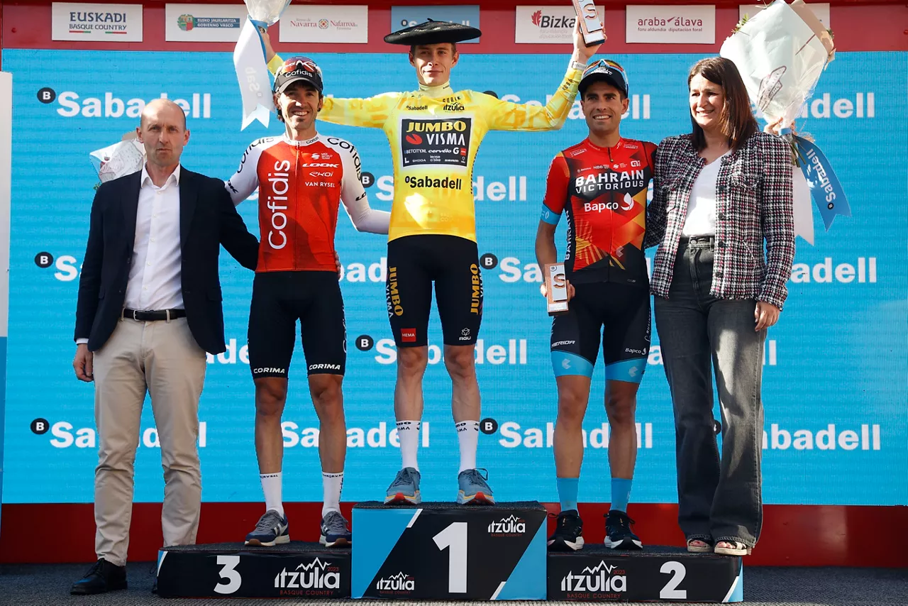 vingegaard_landa_jonizagirre_podium_itzulia2023_EFE