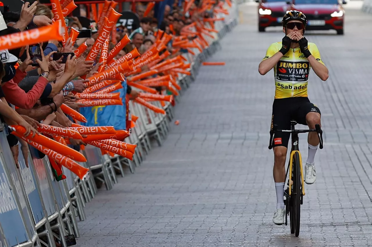 Vingegaard, garaile Eibarren, Itzulian; sailkapen nagusian ere izan zen aurrenekoa. Argazkia: EFE.