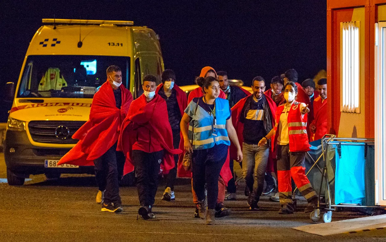 migrantes-lanzarote-patera-efe