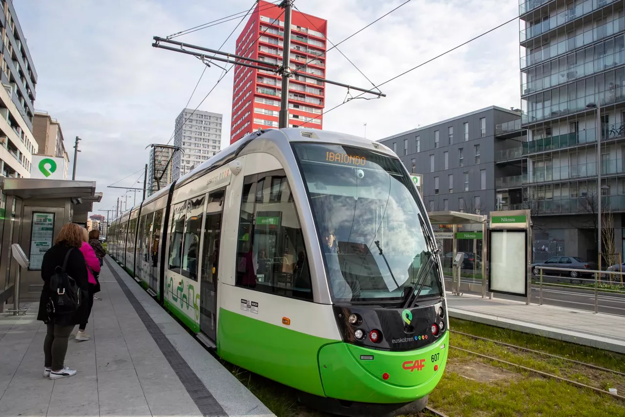 tranvia-vitoria gasteiz-salburua-efe