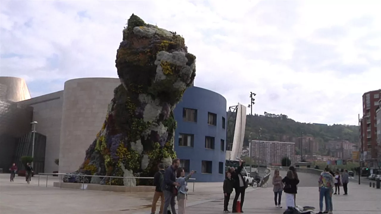20230411150359_bilbo-guggenheim-inguruan-turistak_