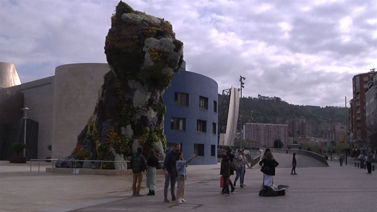 20230411160820_turistas-frente-al-guggenheim-de-bilbao_