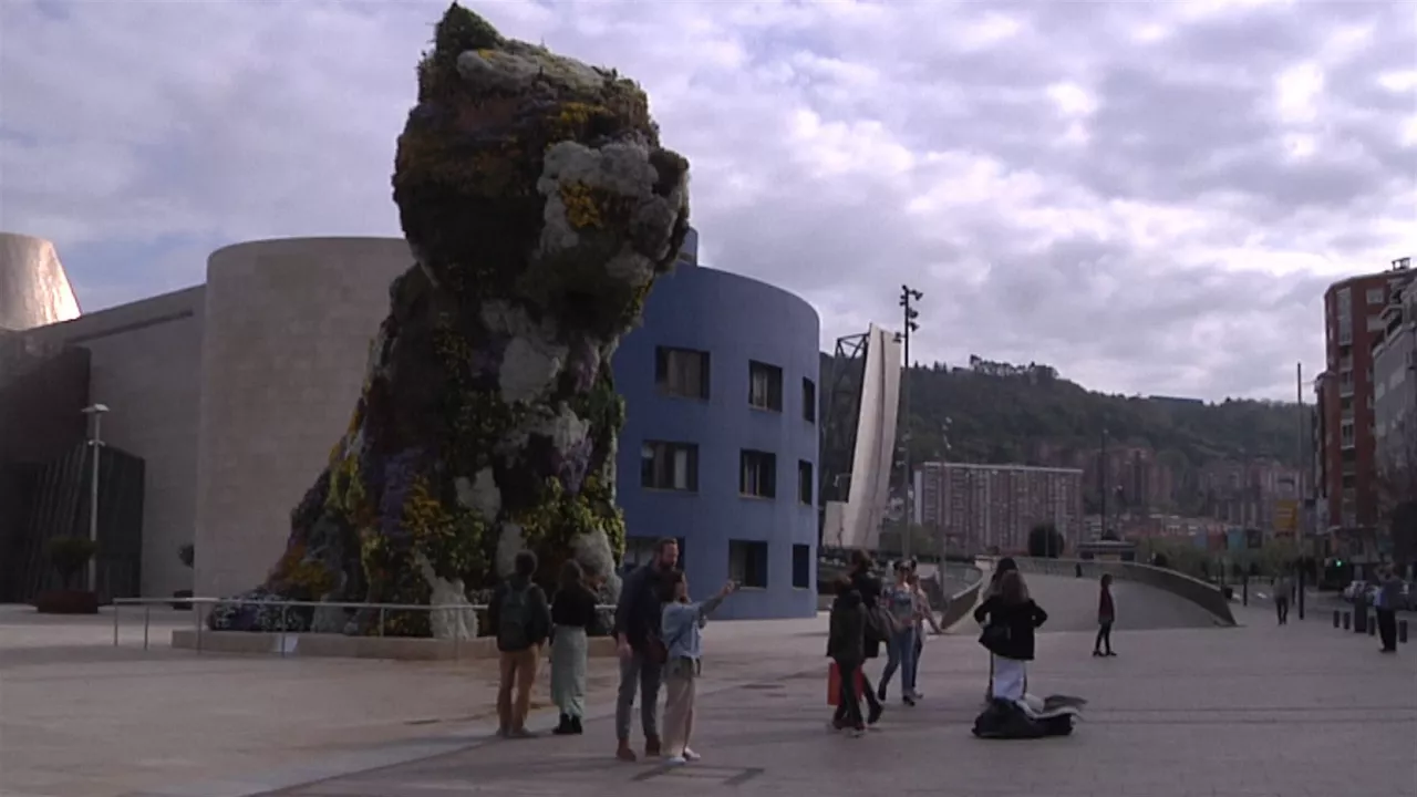 20230411160820_turistas-frente-al-guggenheim-de-bilbao_