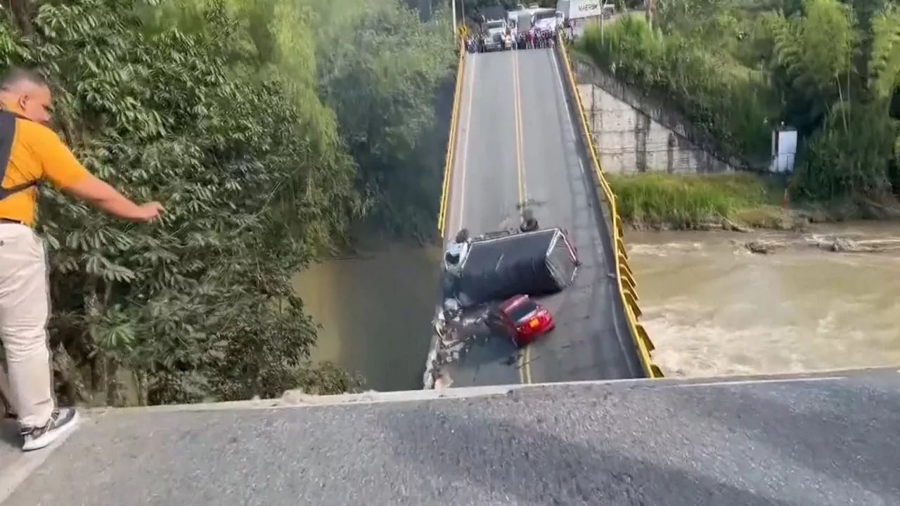 20230413103310_derrumbe-puente-colombia_