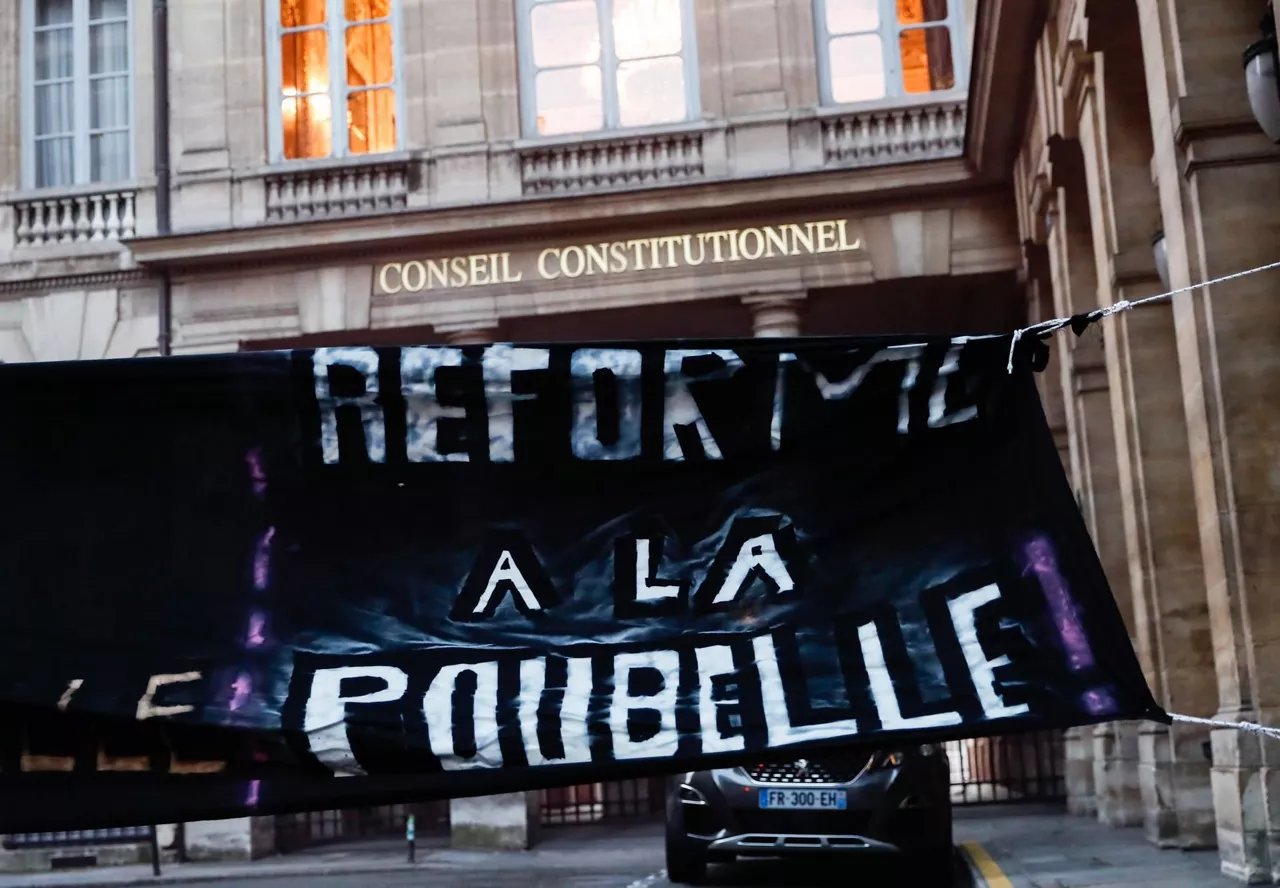 pancarta-Consejo-Cosntitucional-Francia-efe
