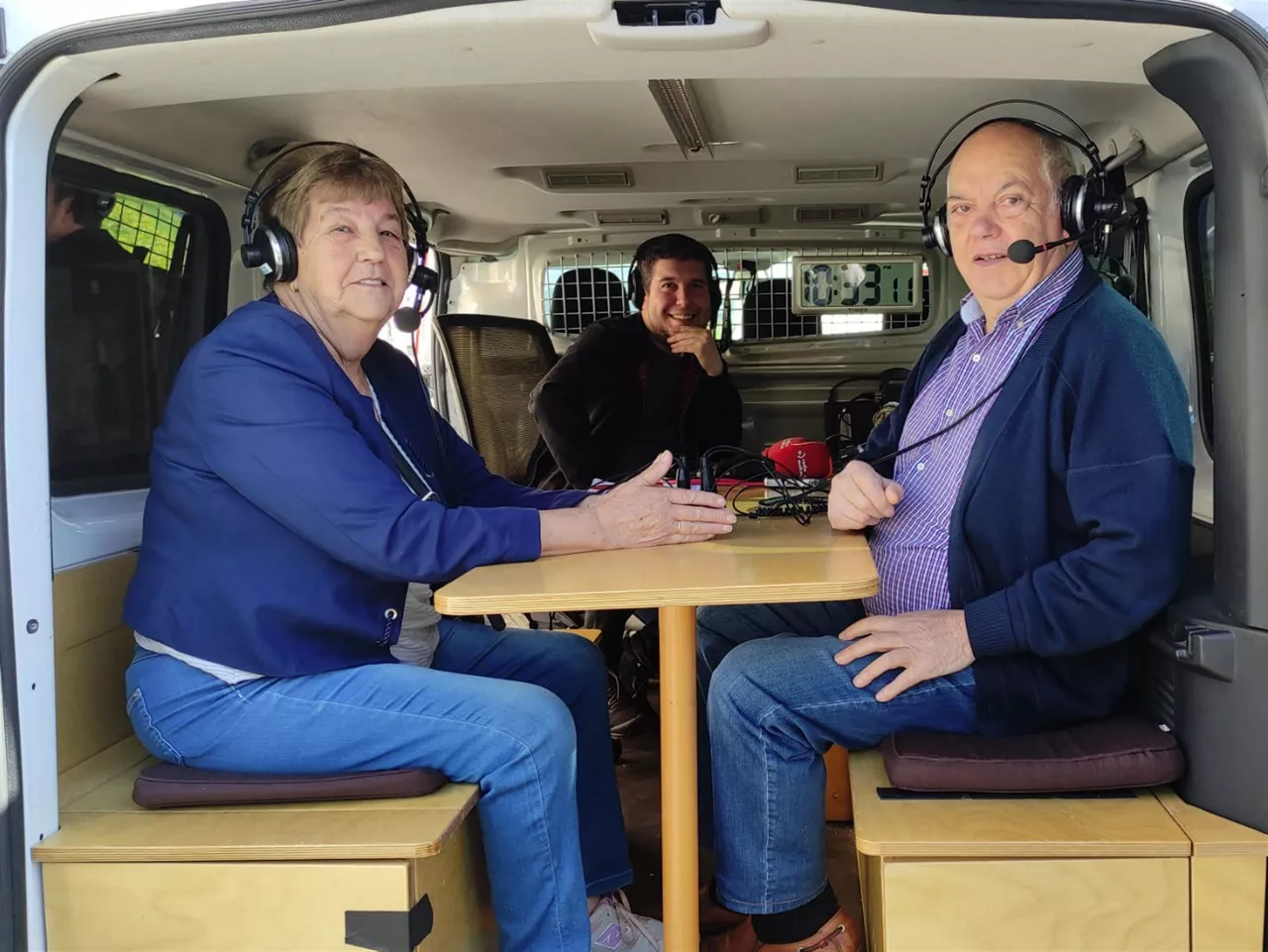 Salvi y Mari, en la unidad móvil de Radio Euskadi