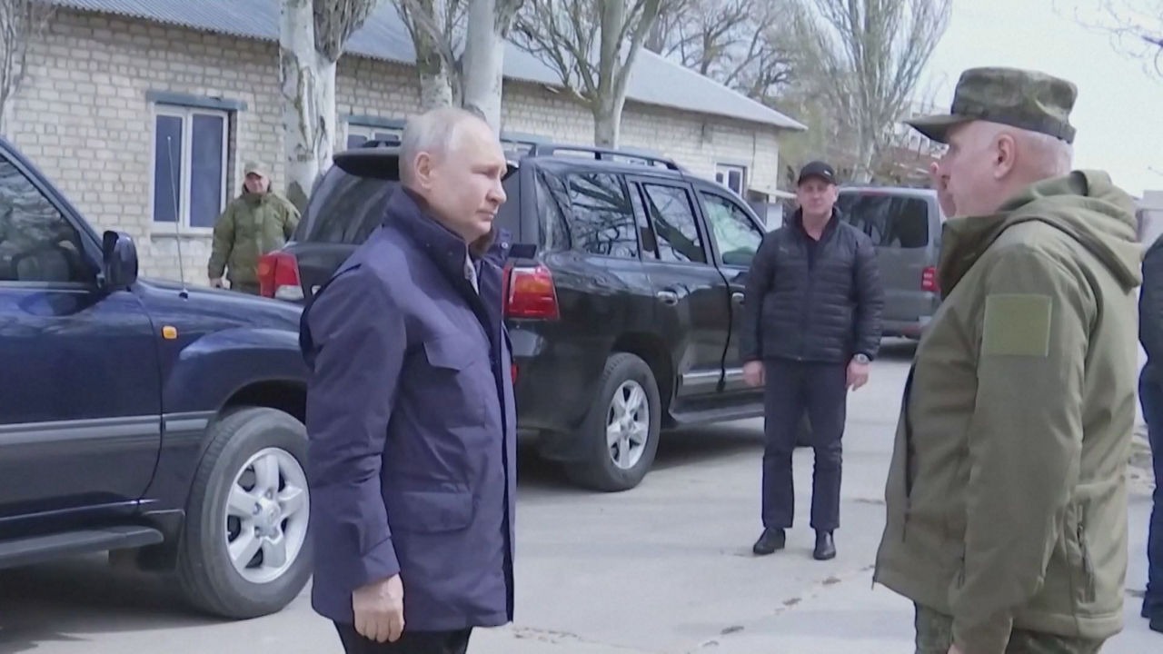 20230418083643_putin-kherson-luhansk_