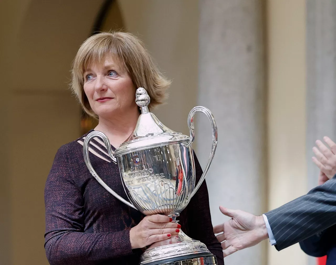 Ángela Rodríguez, madre de Jon Rahm, ha recogido el premio en nombre de su hijo. Foto: EFE.