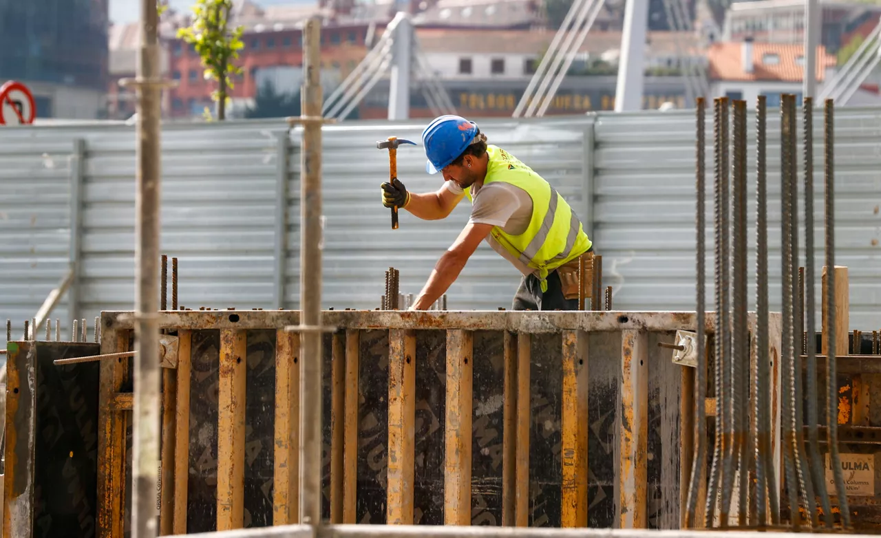 construcción eraikuntza vivienda etxebizitza obras lanak trabajador langilea efe
