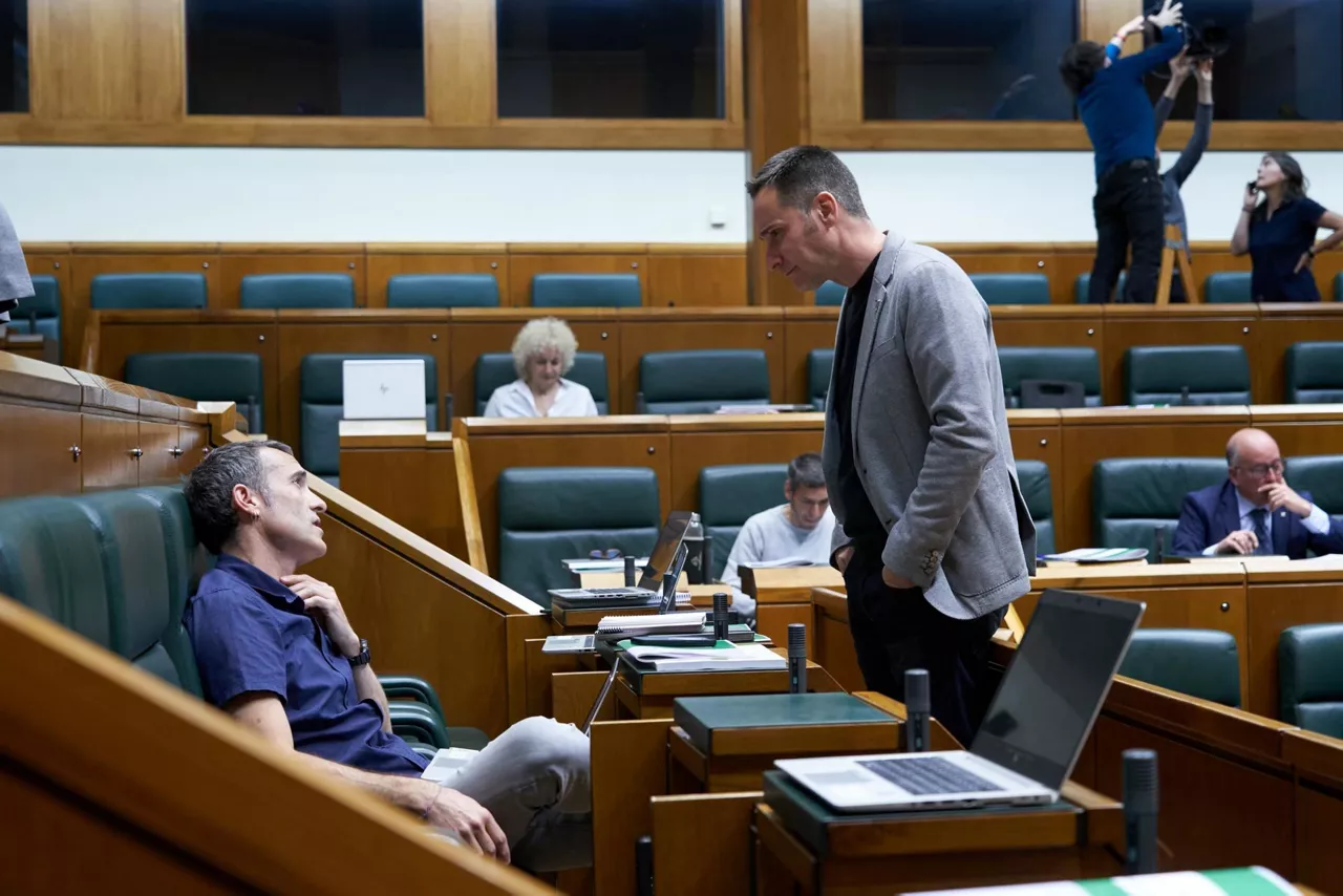 Arzuaga eta Casanova EH Bilduko legebiltzarkideak gaurko osoko bilkuran. Argazkia: EFE