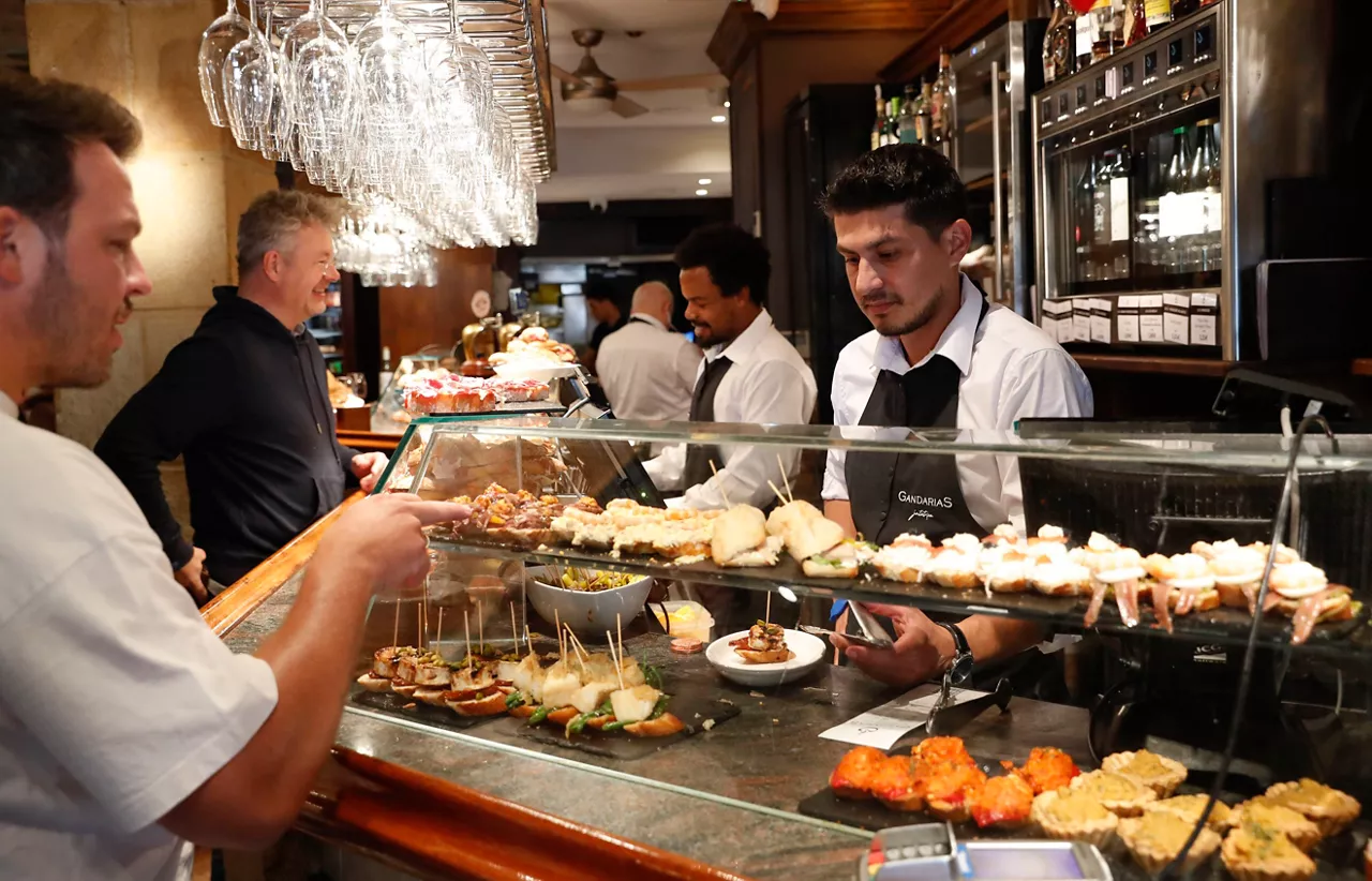 camarero bar hosteleria zerbitzaria taberna ostalaritza efe