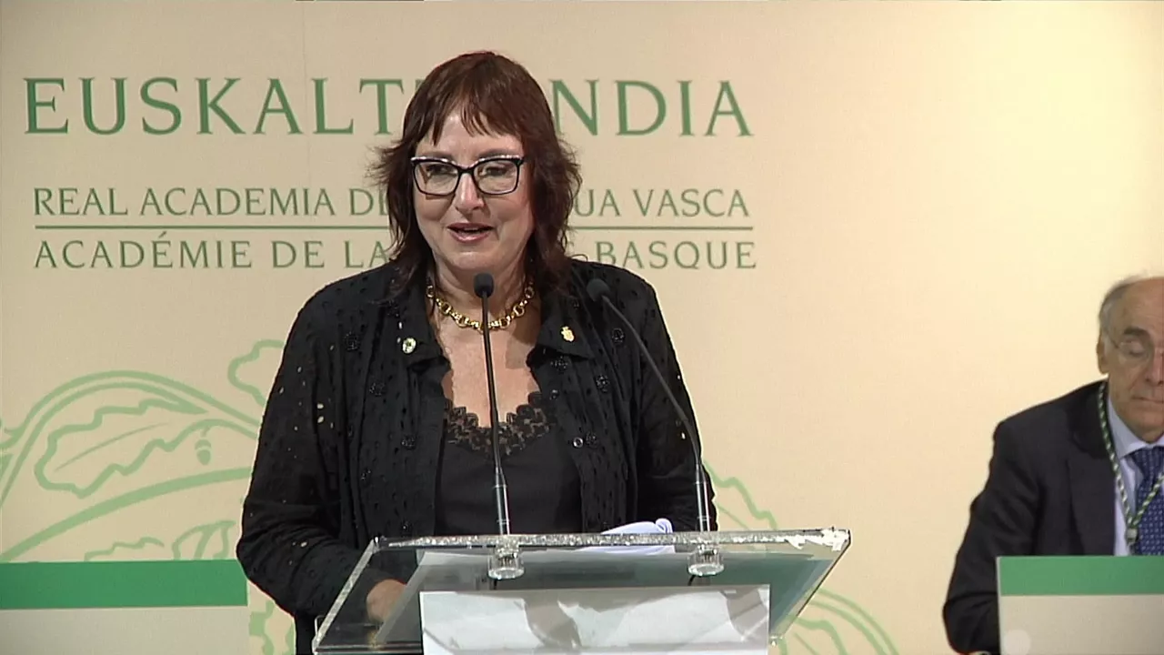 Miren Agur Meabe, Euskaltzaindian sartzeko hitzaldian. Argazkia: EITB MEDIA