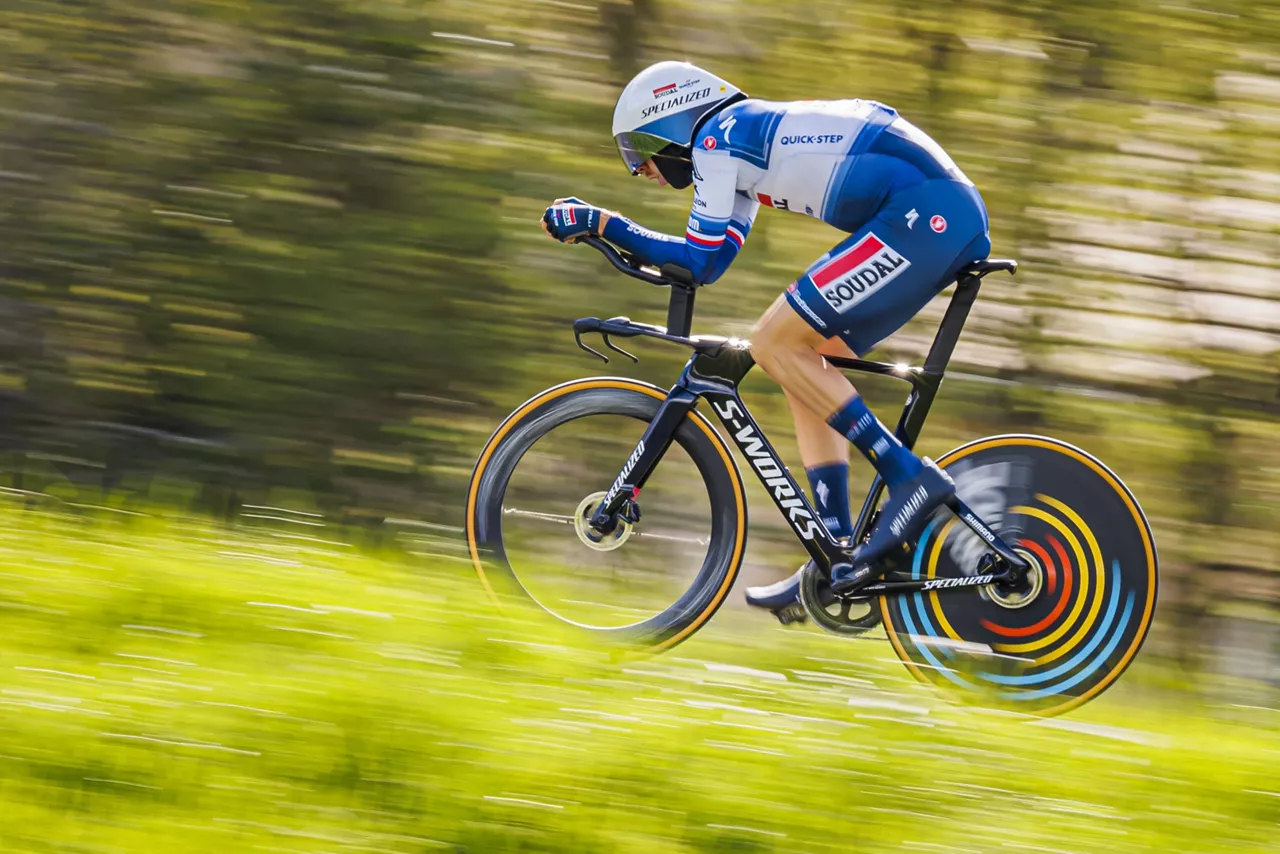Josef Cerny, atarikoan; bera nagusitu da erlojupekoan. Argazkia: EFE.