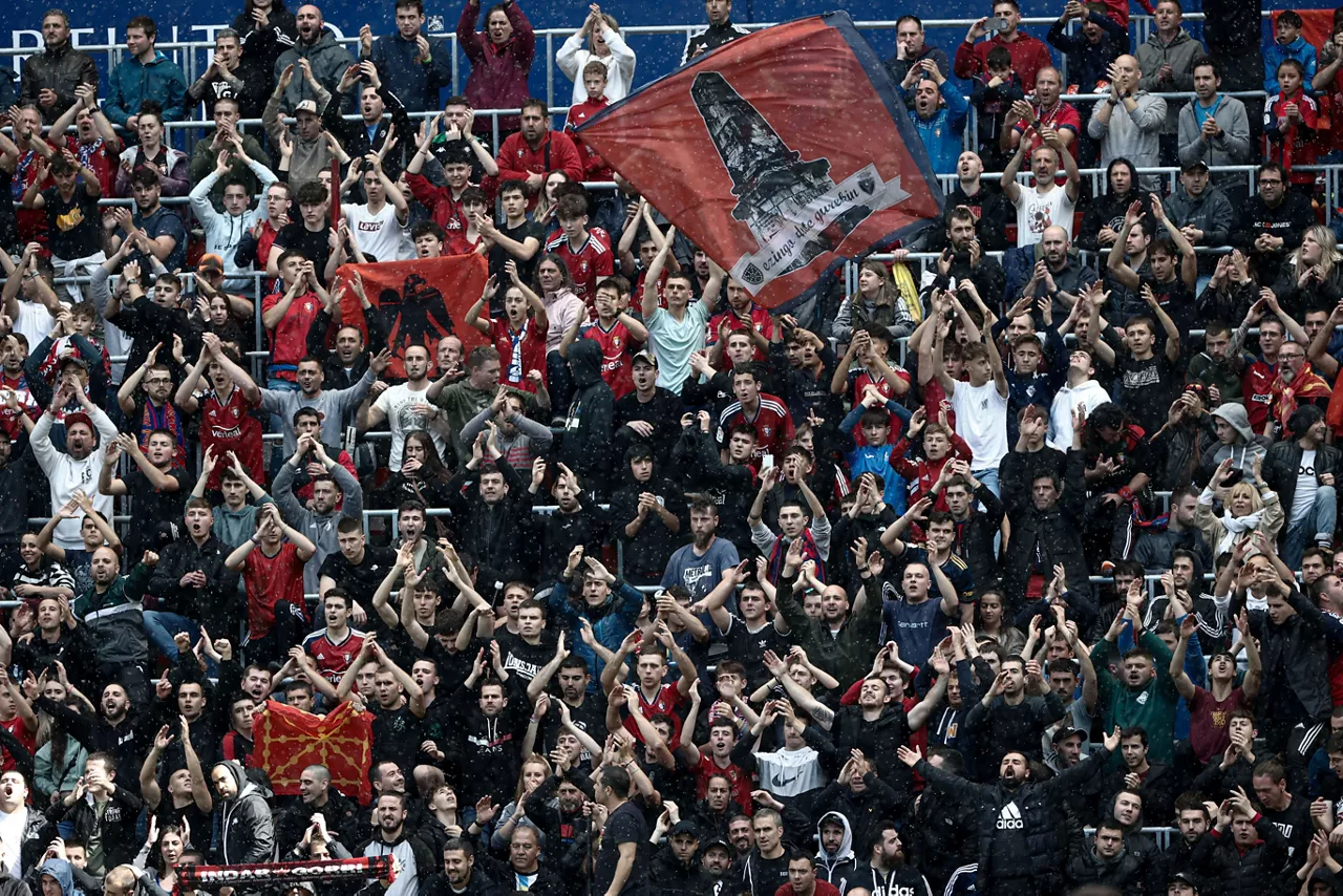 La hinchada rojilla anima en el Sadar. Foto de archivo: EFE